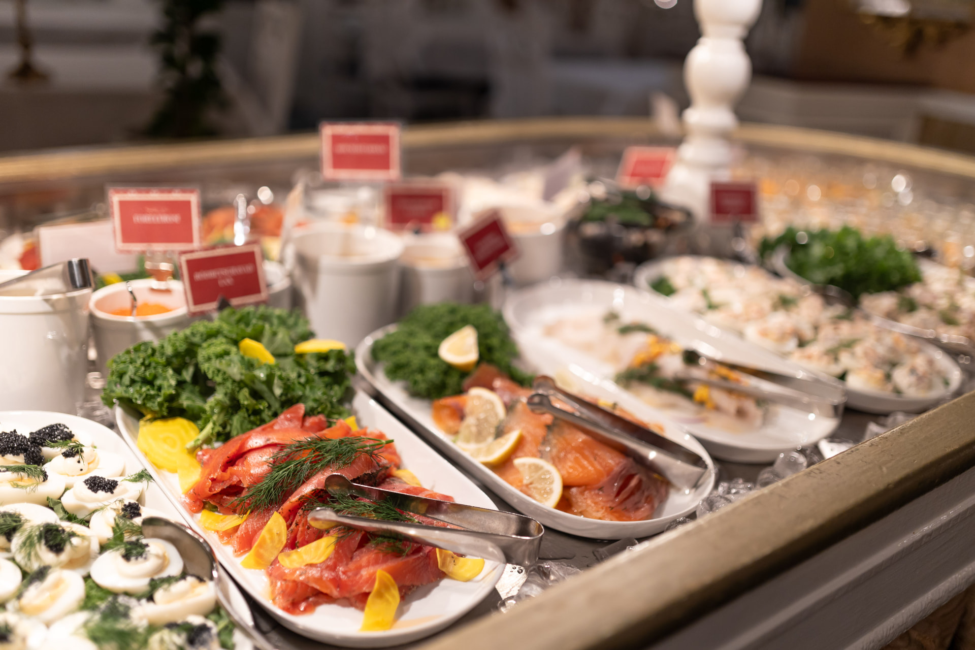 Julbord med gravad lax, sill och ägghalvor